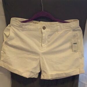Gap kakis white girlfriend cur 4 inch short, NWT, never worn